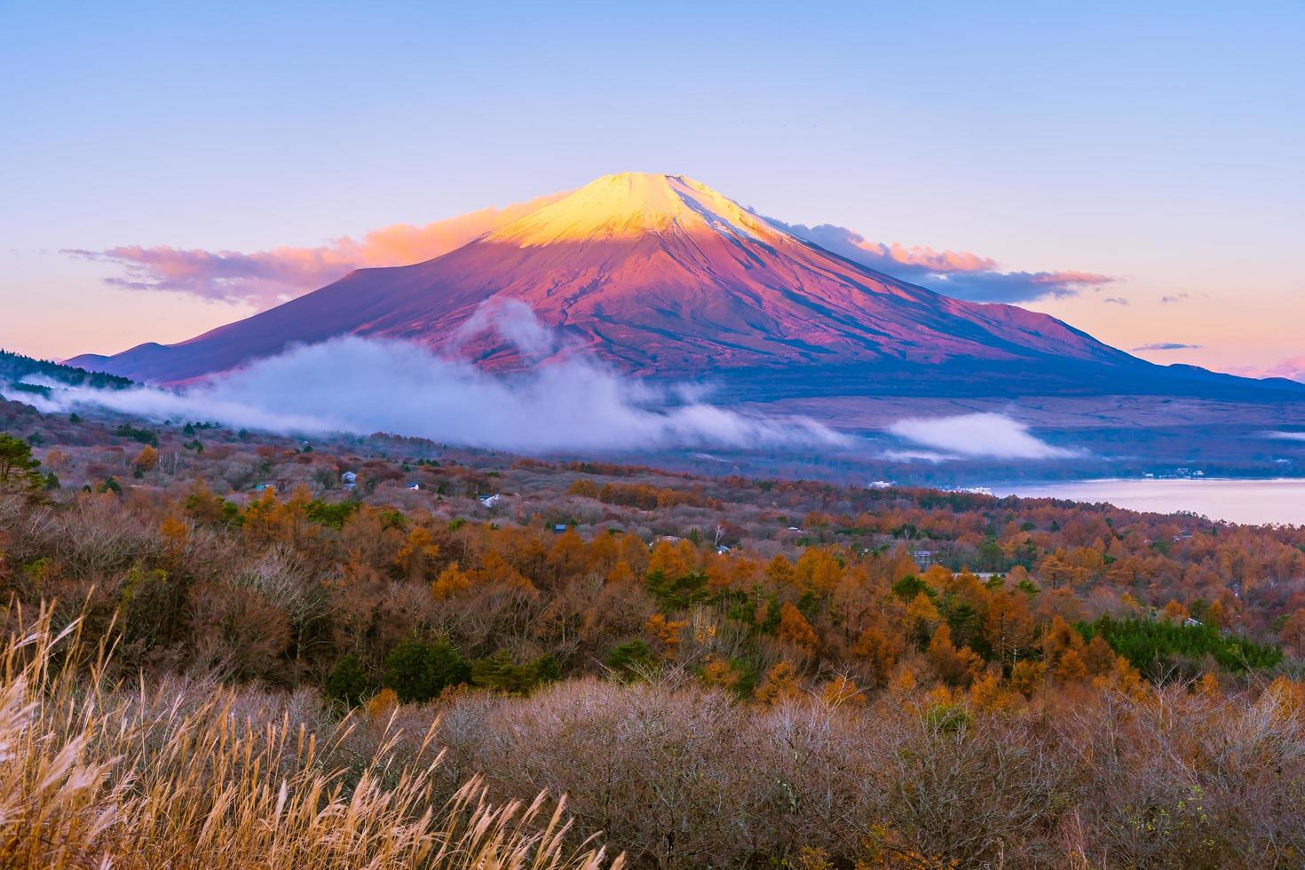 Montaña Fuji en yamanakako o lago yamanaka en Japón foto