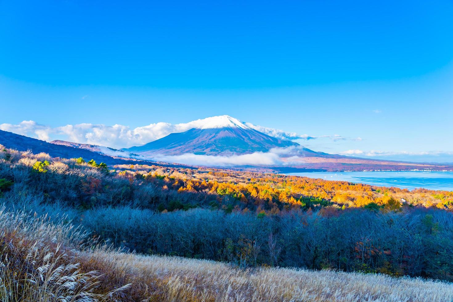 Montaña Fuji en yamanakako o lago yamanaka en Japón foto