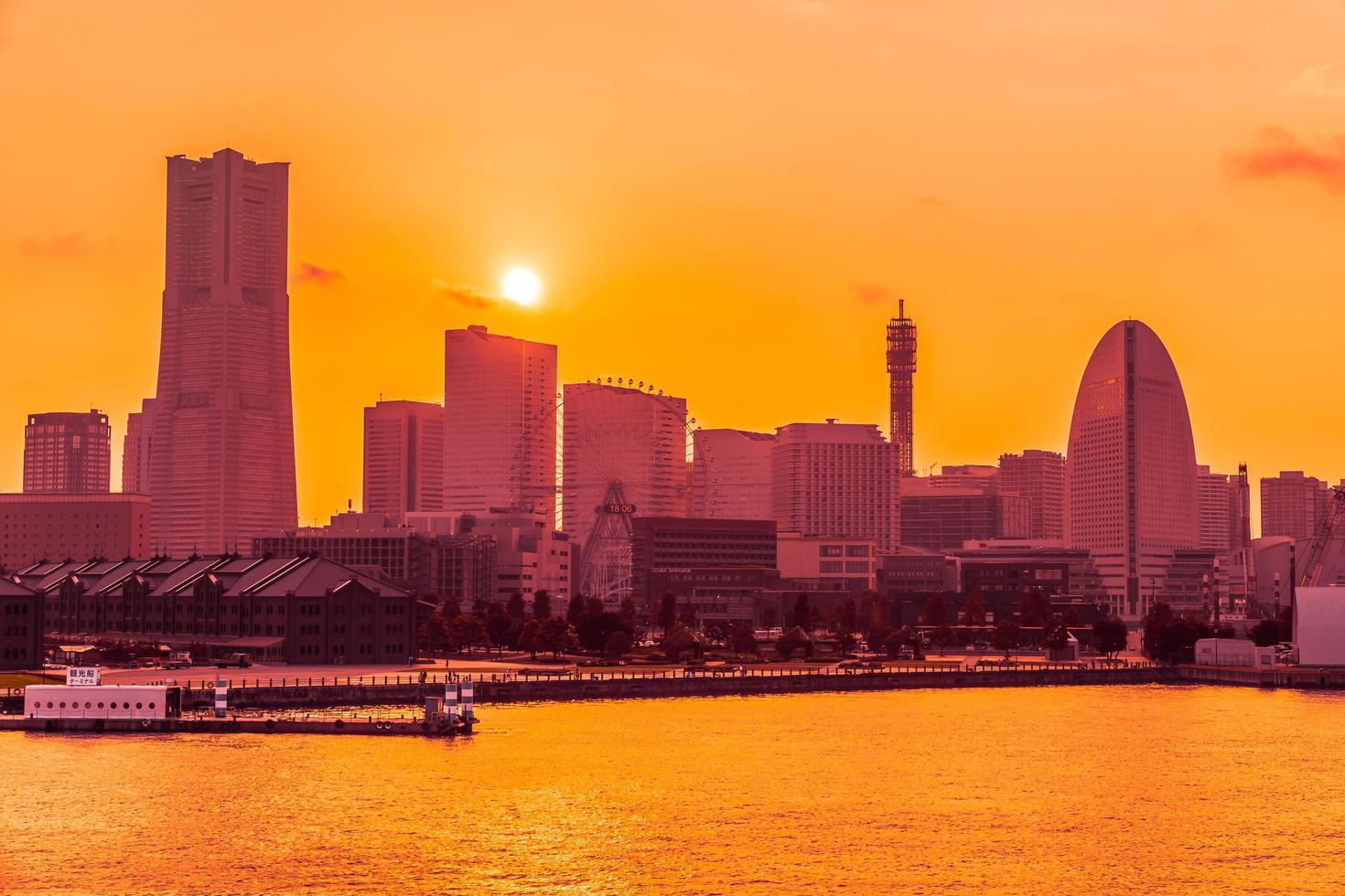 hermosos edificios en la ciudad de yokohama foto