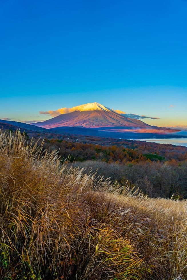 Montaña Fuji en yamanakako o lago yamanaka en Japón foto