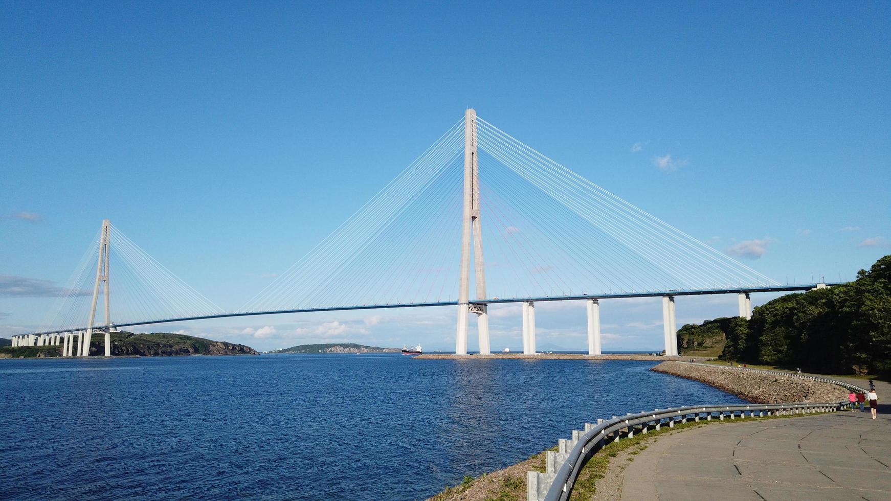 Paisaje marino de Golden Horn Bay y el puente Zolotoy con nublado cielo azul en Vladivostok, Rusia foto