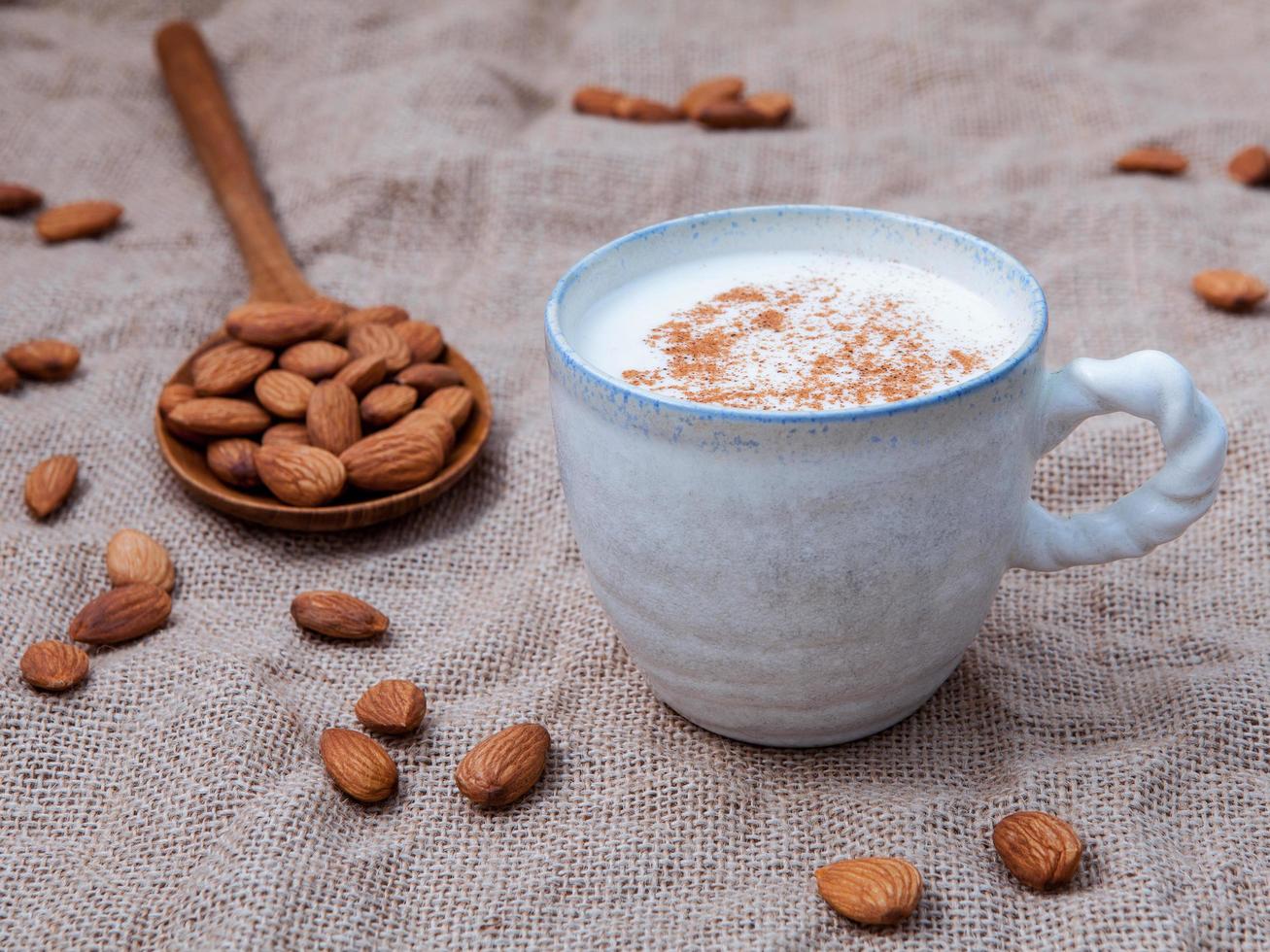 leche de almendras en una taza foto