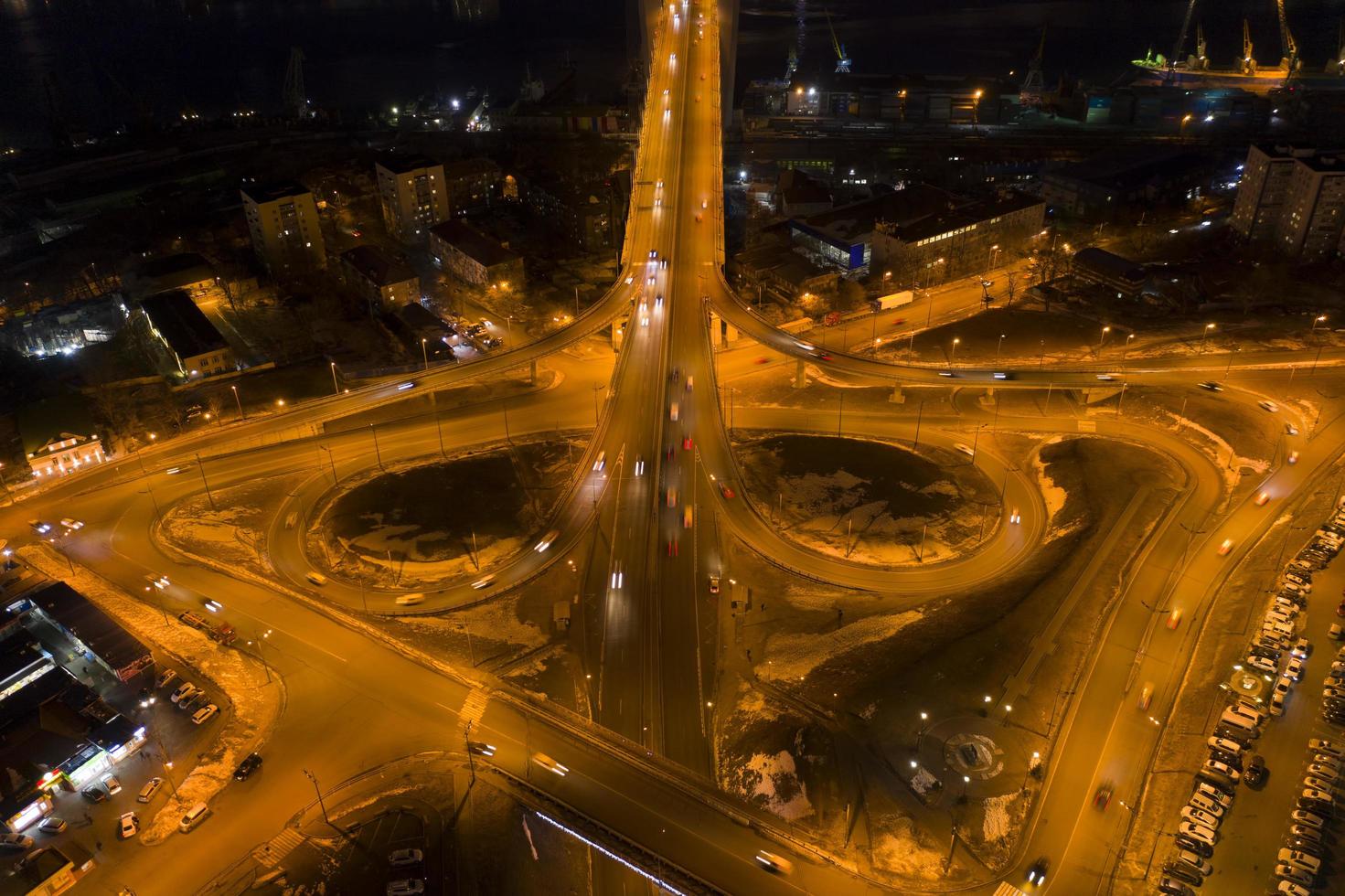 Vista aérea del tráfico nocturno en Vladivostok, Rusia foto