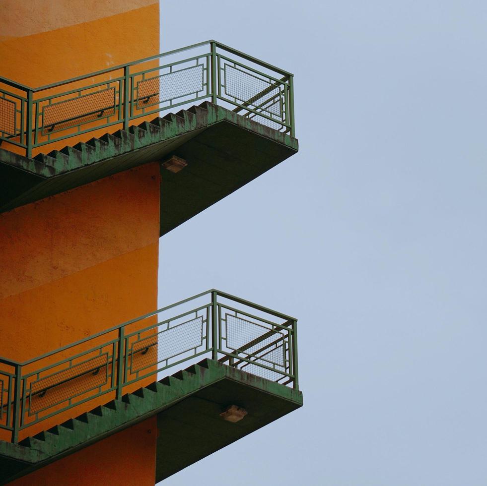 Arquitectura de escaleras en la calle en la ciudad de Bilbao, España foto