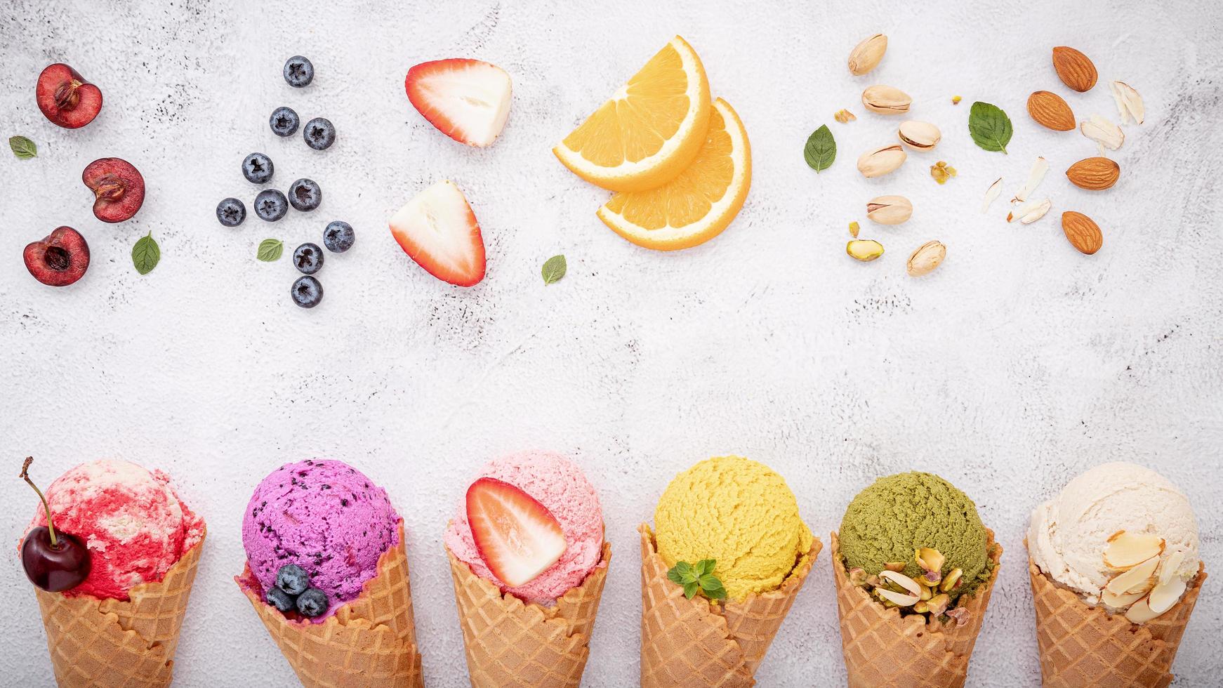frutas y nueces con helado sobre un fondo gris claro foto