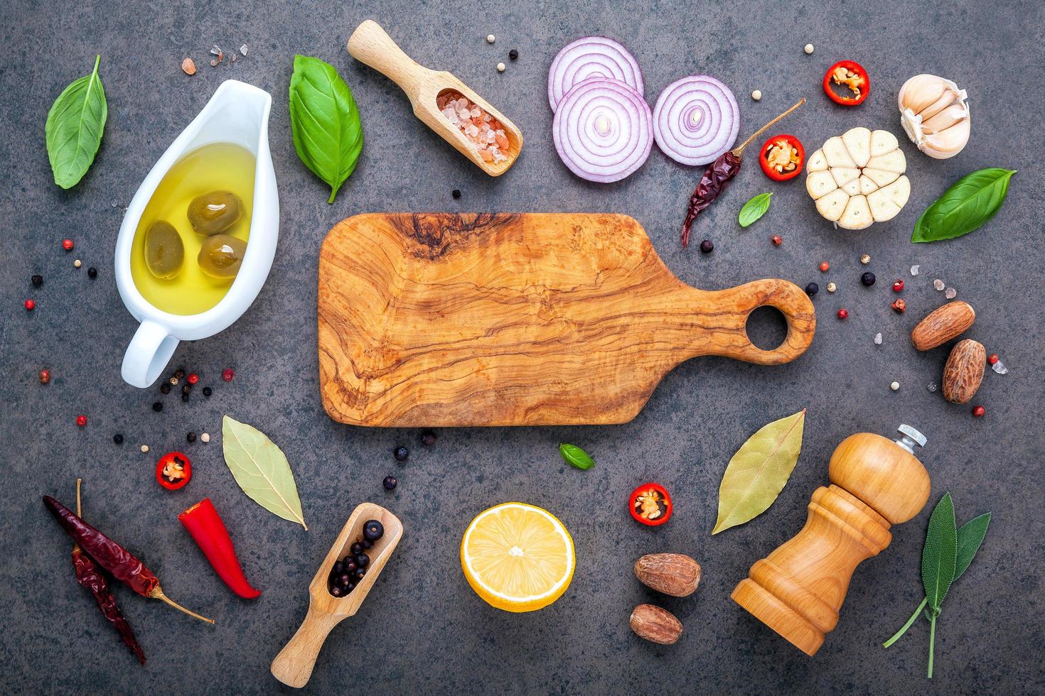 tabla de cortar con ingredientes frescos foto