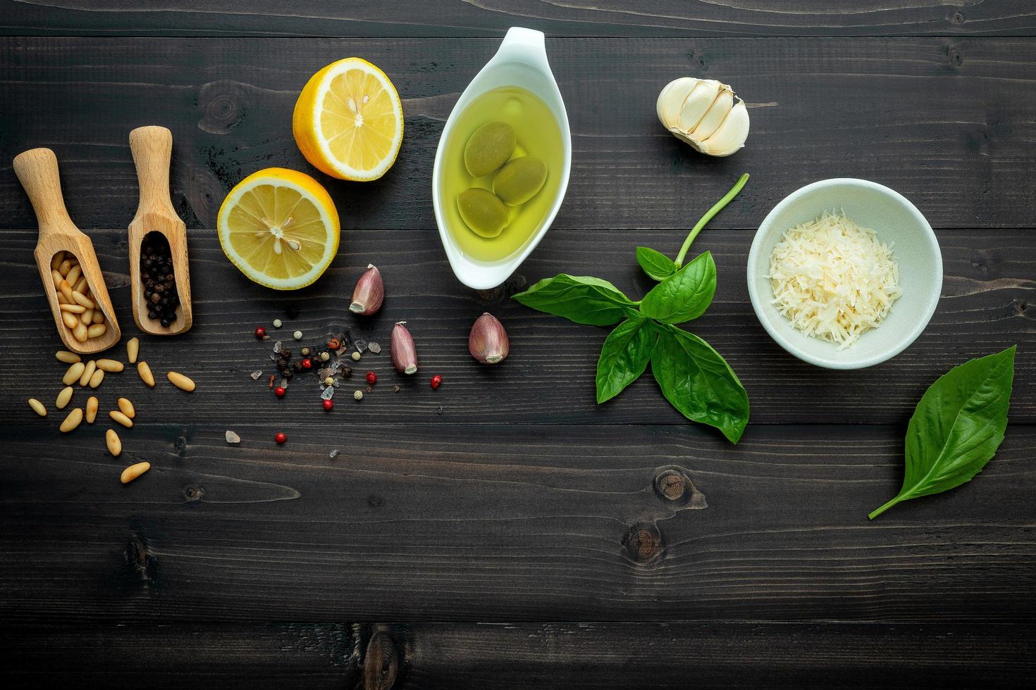 Ingredientes frescos de pesto en madera oscura. foto