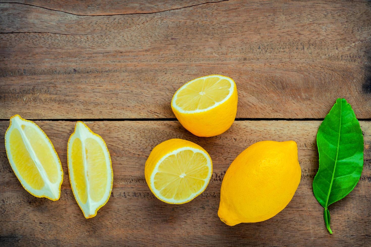 limones enteros y en rodajas foto