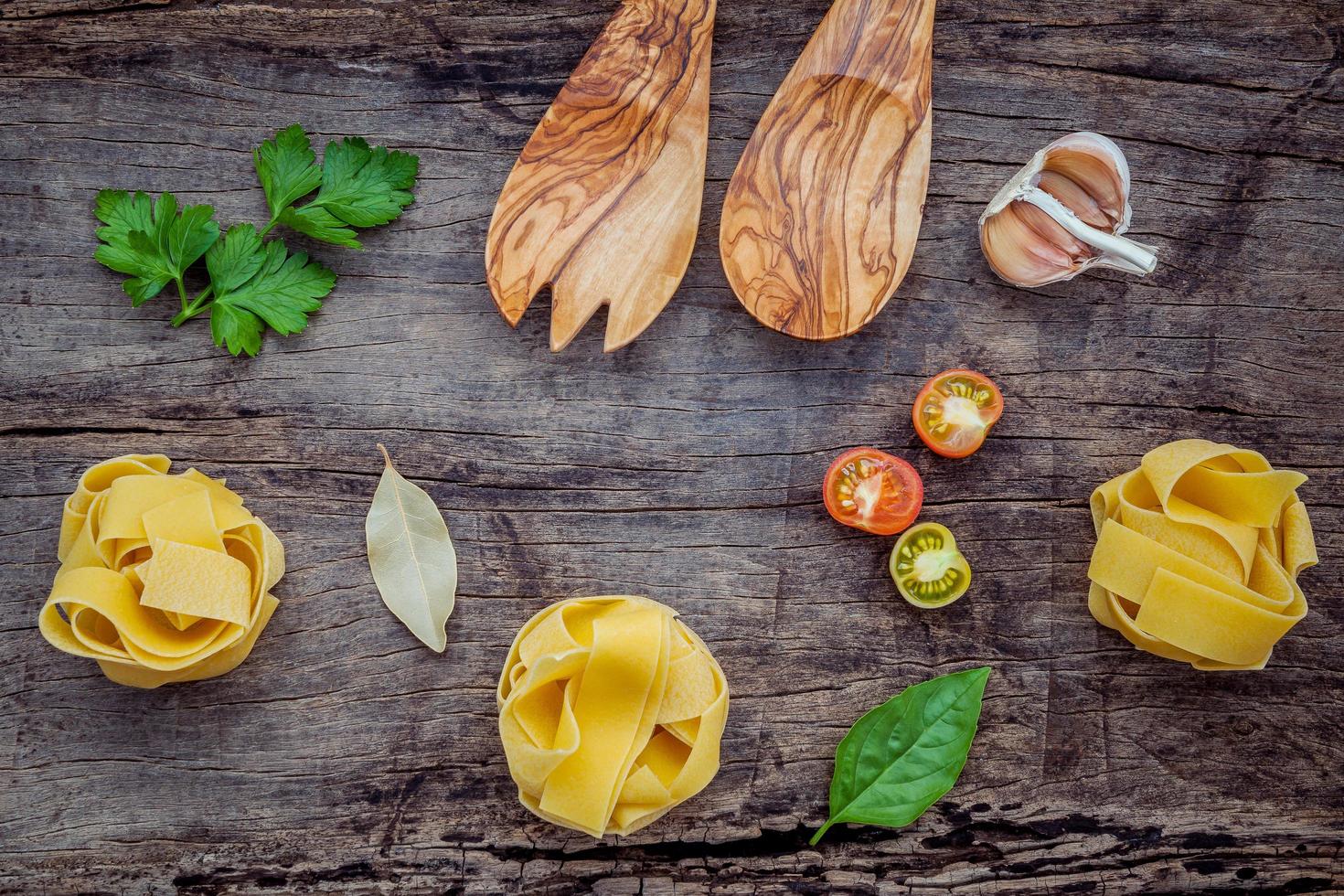 Ingredientes fettuccine sobre fondo de madera en mal estado foto