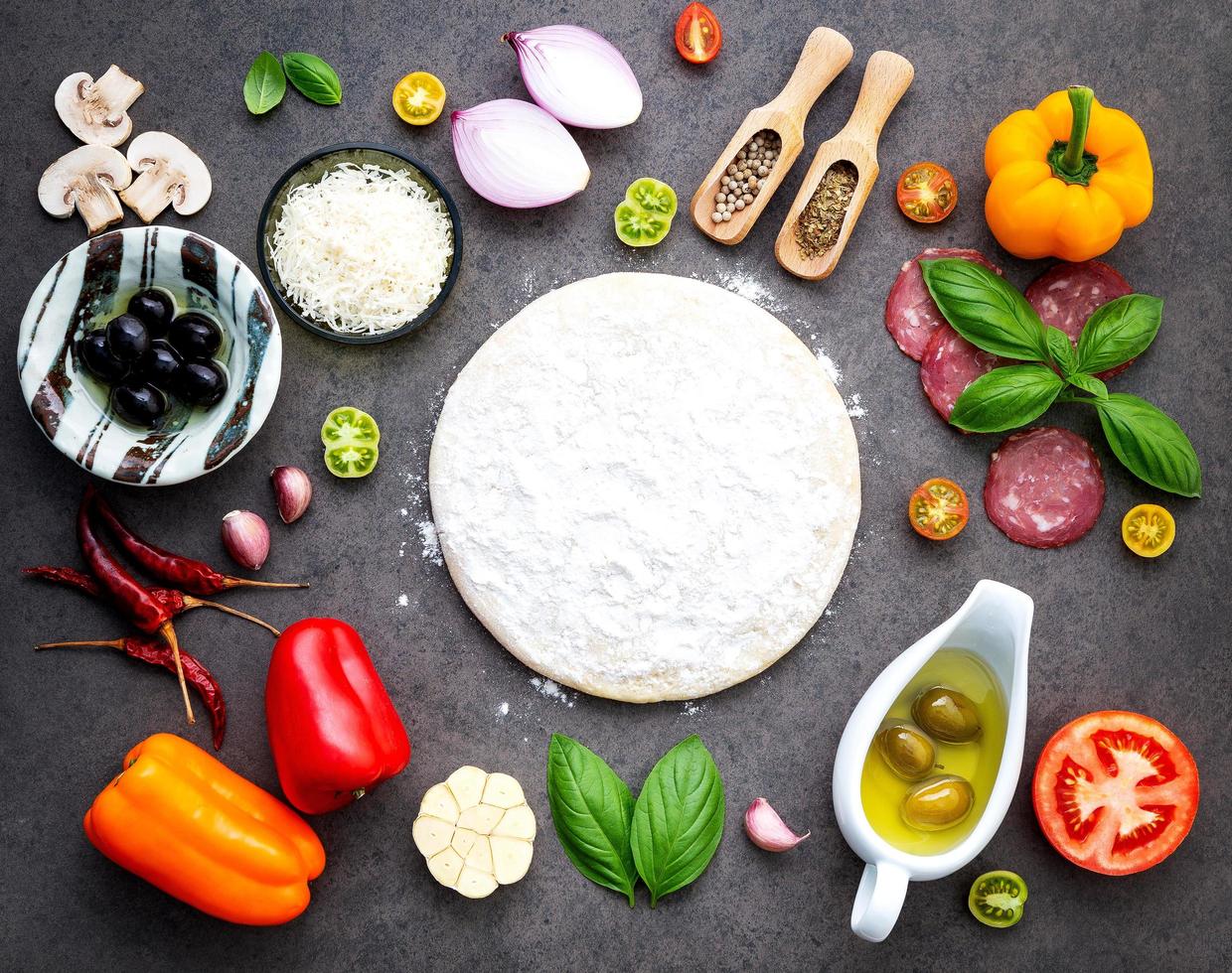 ingredientes de pizza y masa de pizza foto