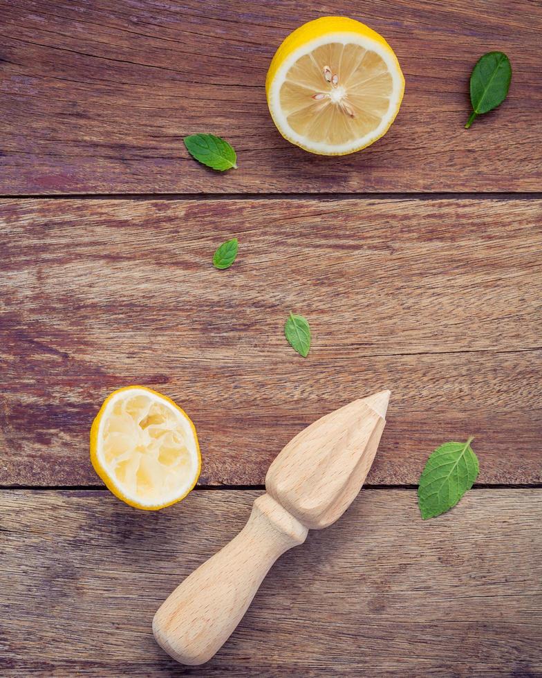 Lemon and juicer photo