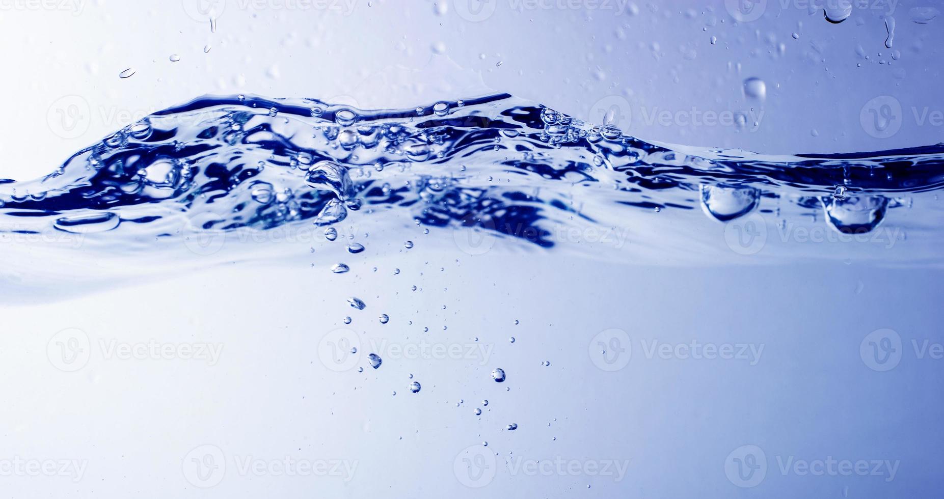 agua y burbujas sobre fondo azul foto