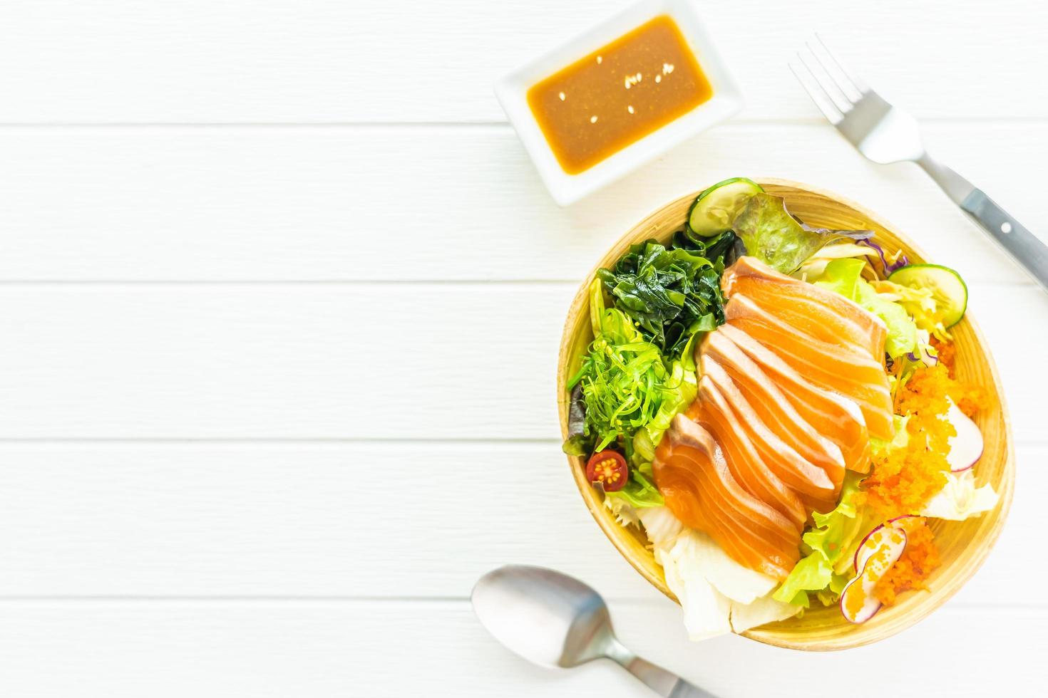 sashimi de salmón fresco crudo con algas y otras verduras foto