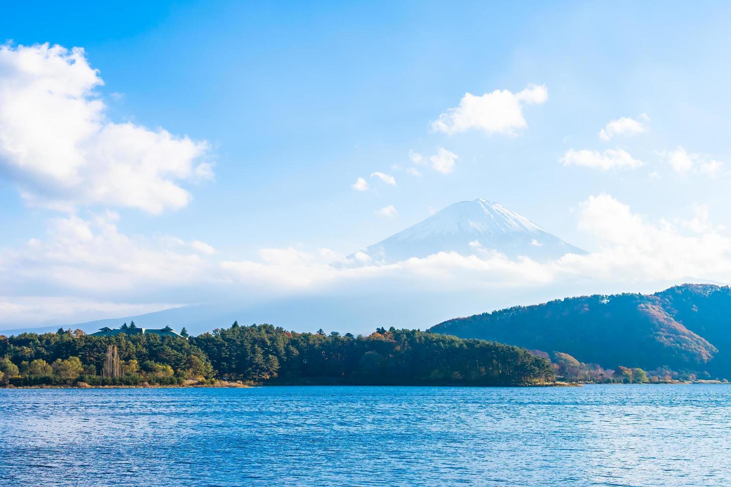 paisaje alrededor del monte. fuji en japón en otoño foto