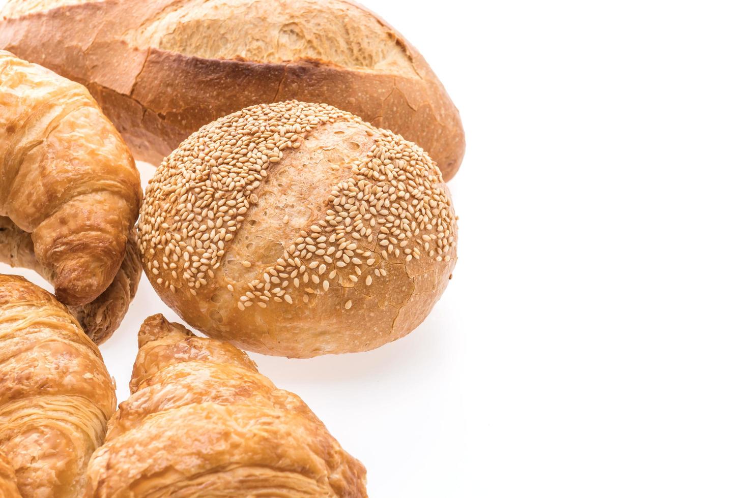 Croissants de mantequilla francesa sobre fondo blanco. foto