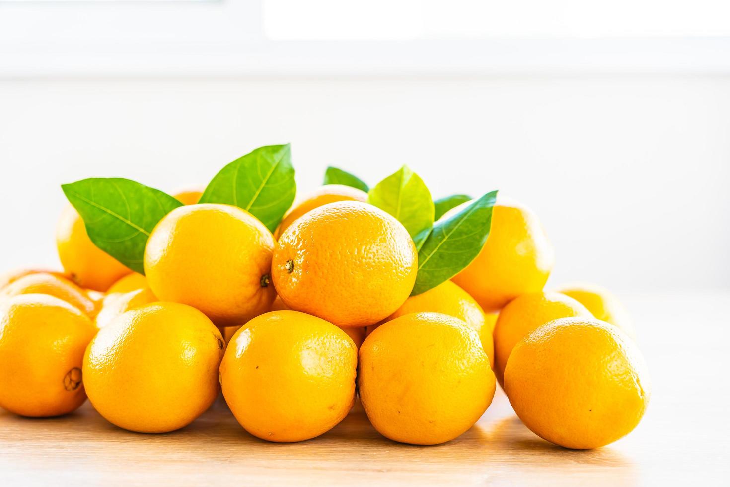 naranjas frescas en una mesa de madera foto