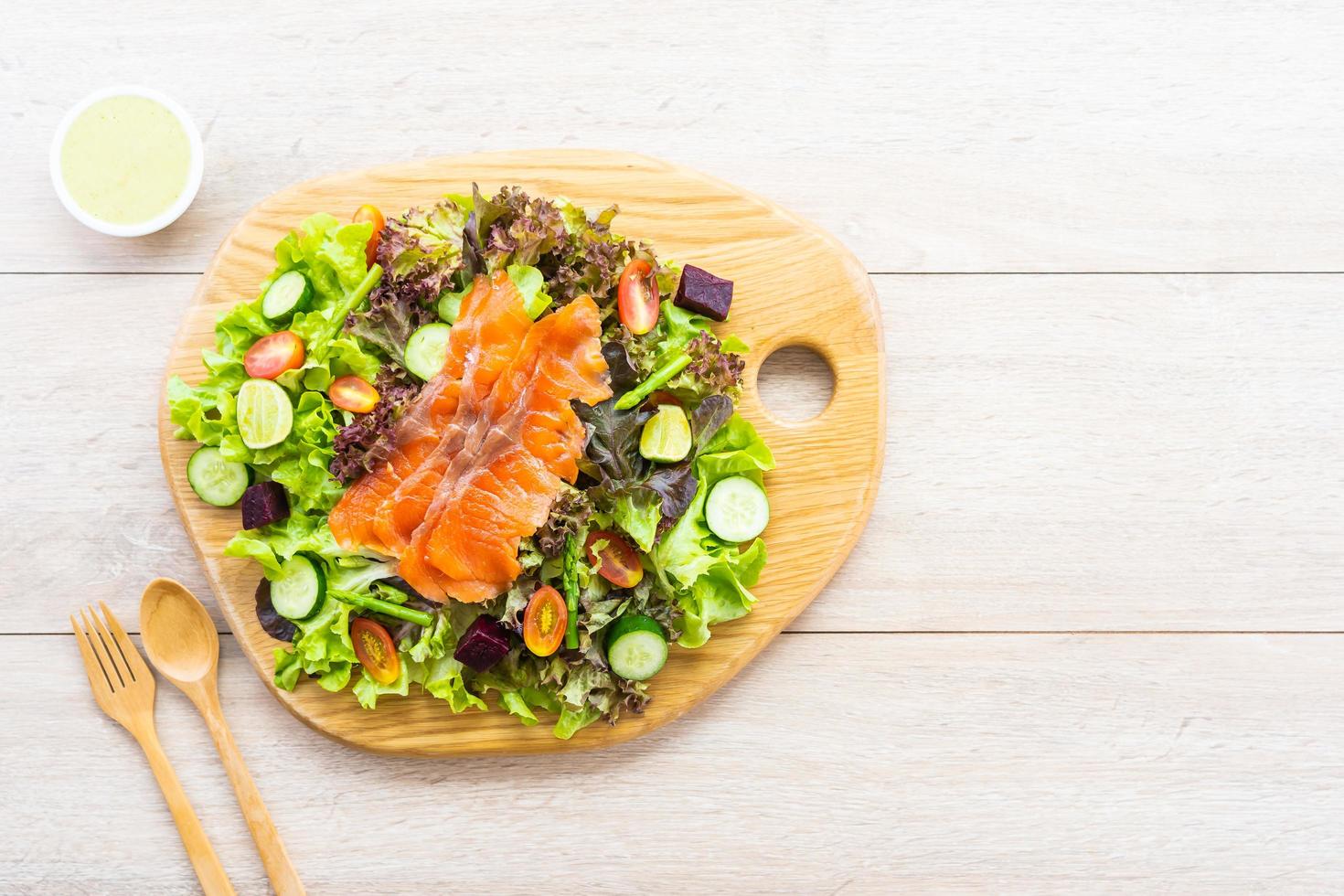 salmón ahumado crudo con ensalada de verduras frescas foto