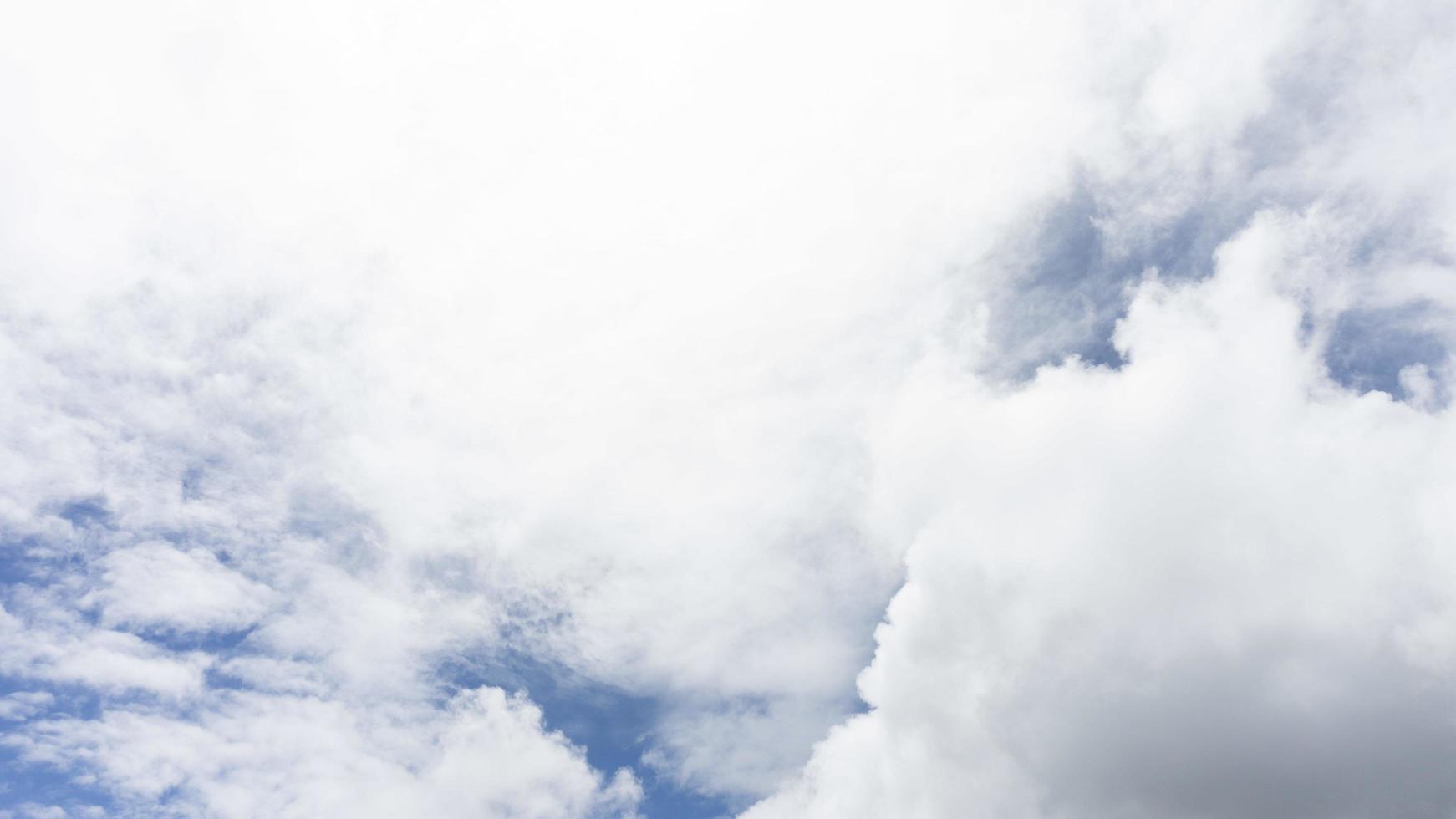 nubes en un cielo azul foto