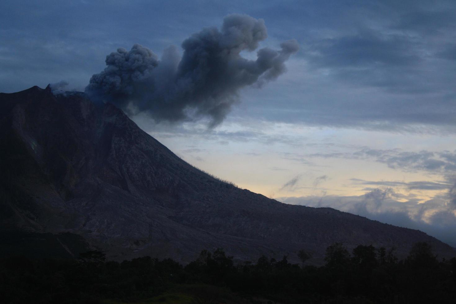 Erupción volcánica de Sinabung de la aldea de Tiga Pancur, Indonesia foto