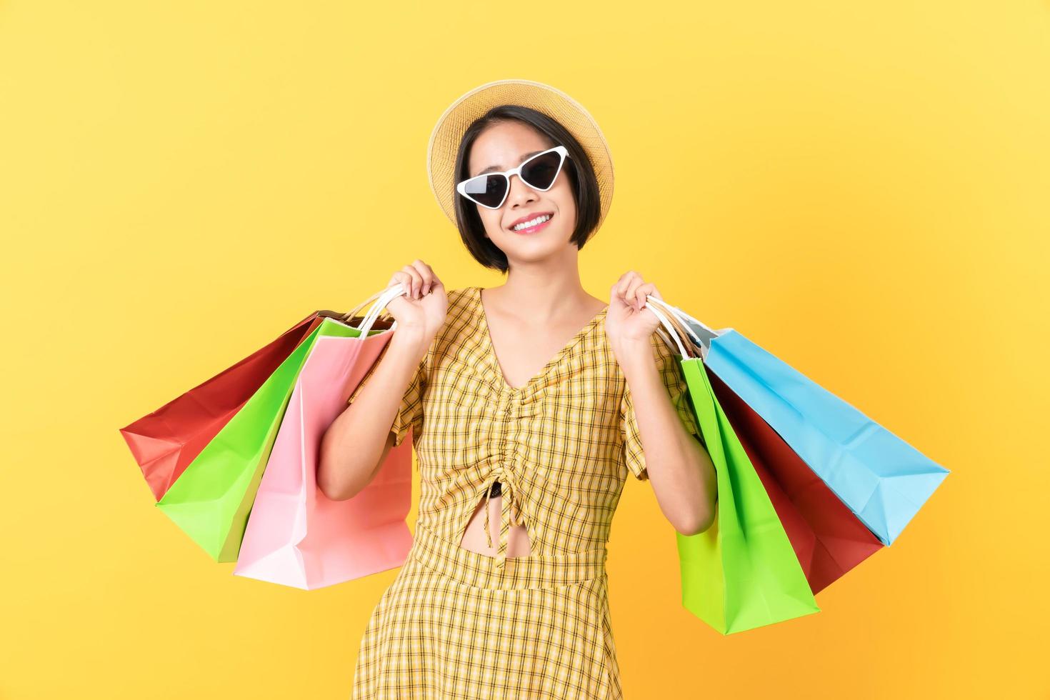 mujer sosteniendo bolsas de compras multicolores. foto