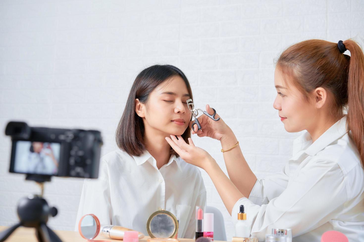 mujer está mostrando tutorial de maquillaje en video en vivo foto