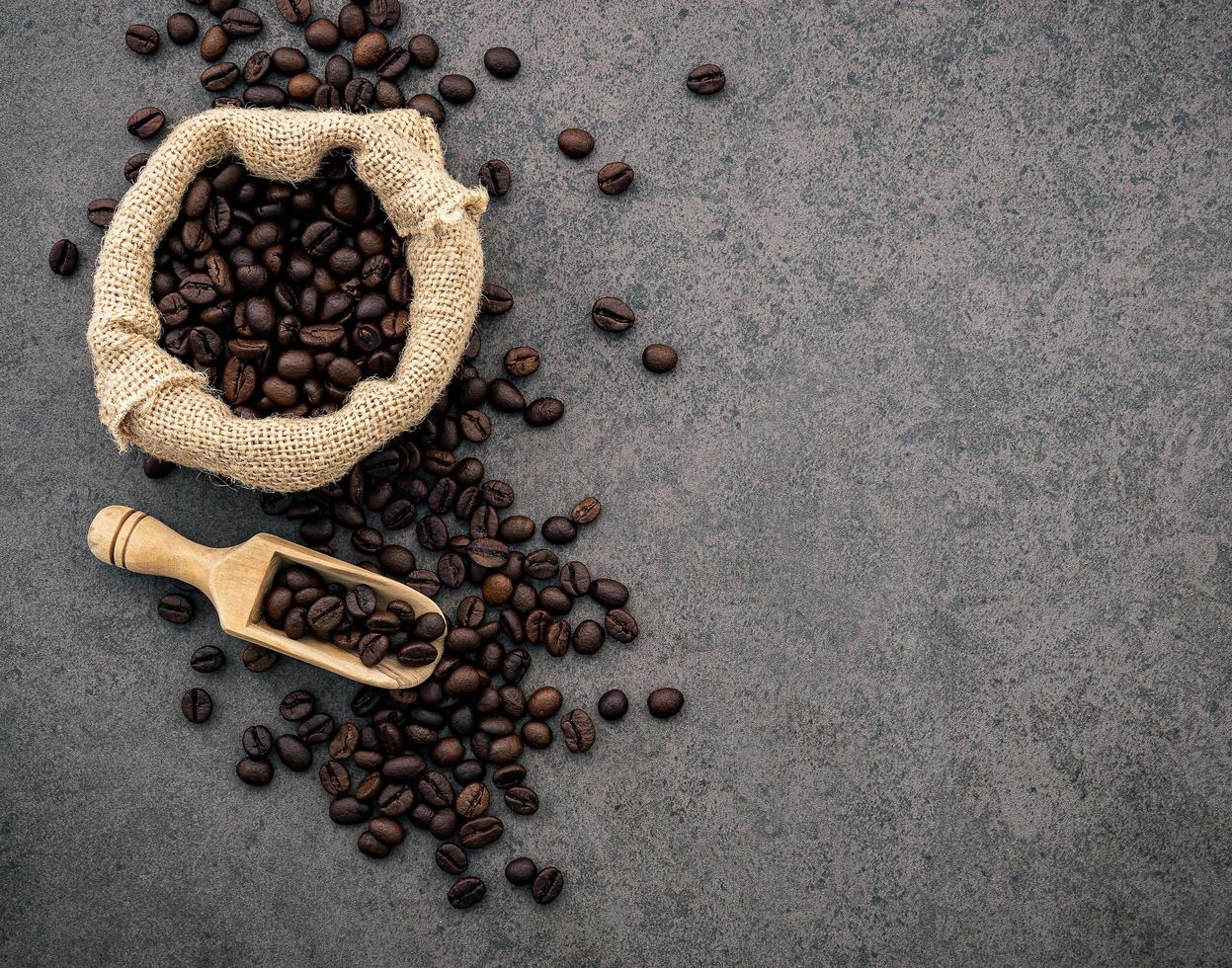 Café tostado oscuro sobre fondo de piedra foto