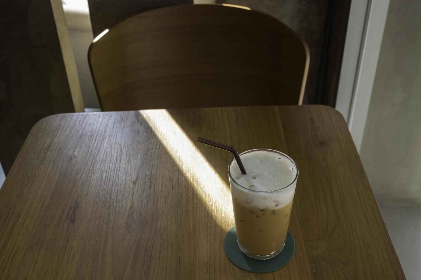 Bebida de café helado en la mesa de madera foto