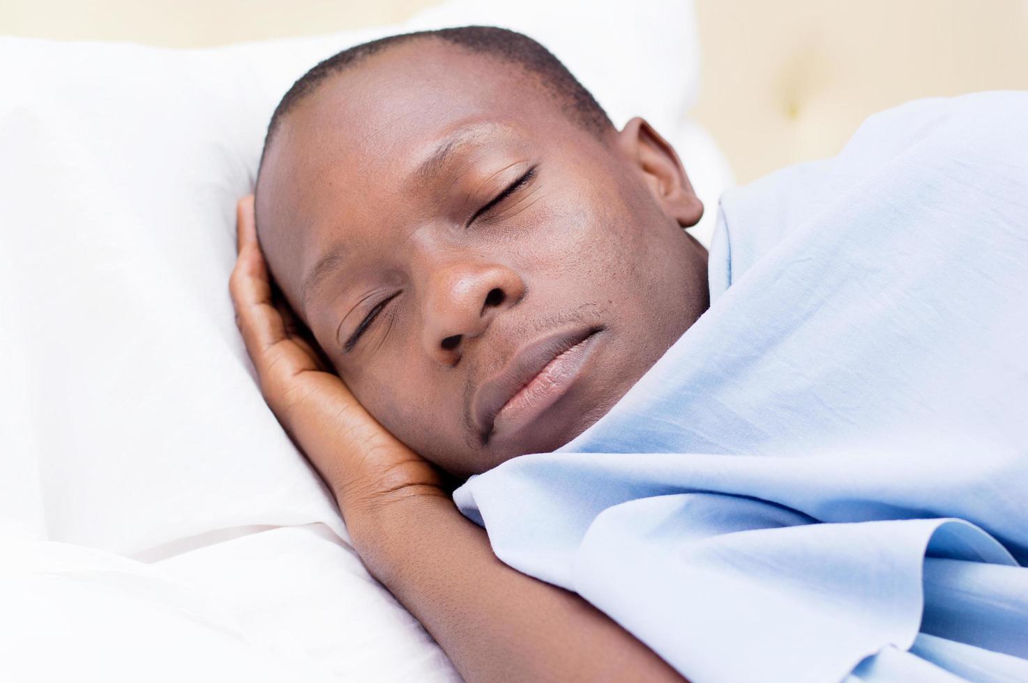 joven durmiendo en la cama foto