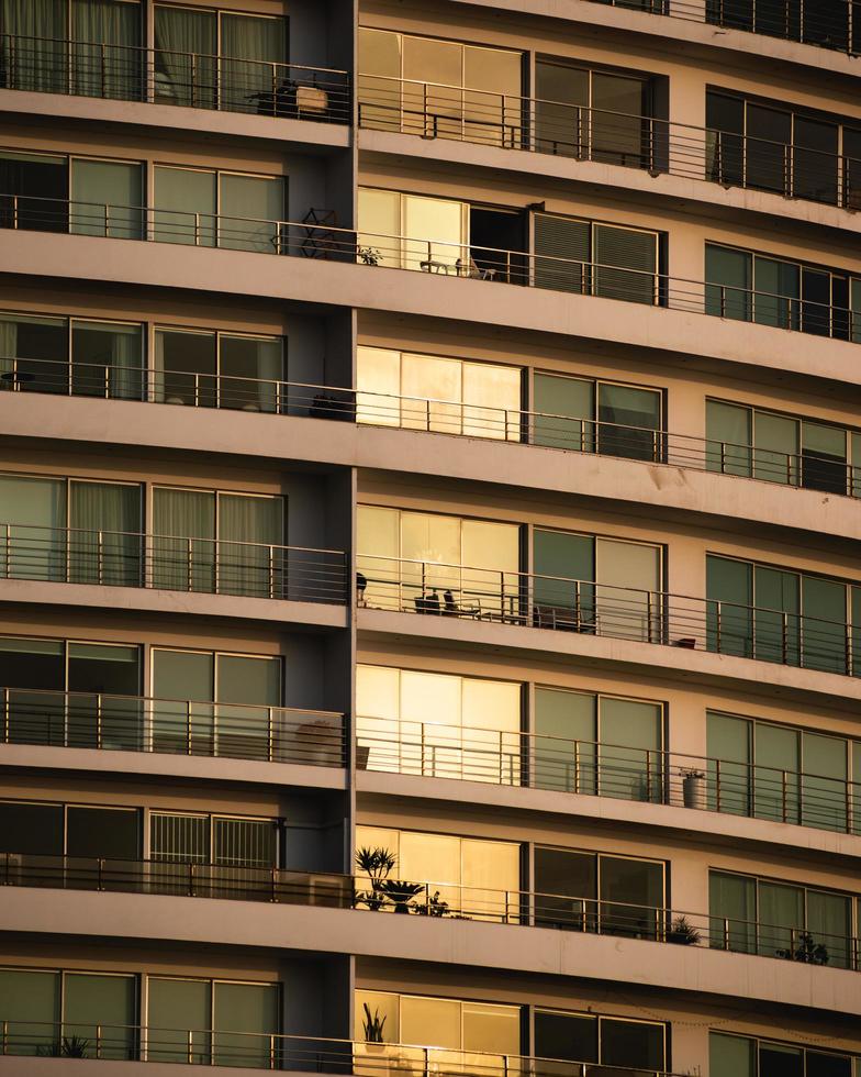 un edificio durante el atardecer en lima foto