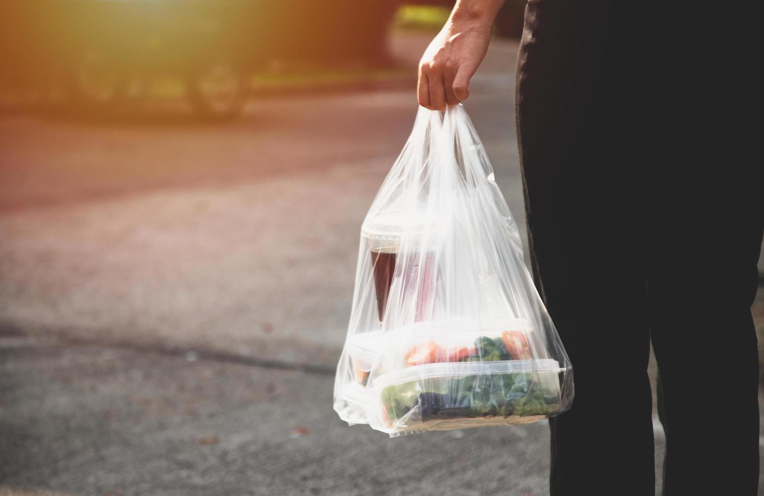 proveedores de servicios de alimentos. quedarse en casa reducir la propagación del virus covid-19 foto