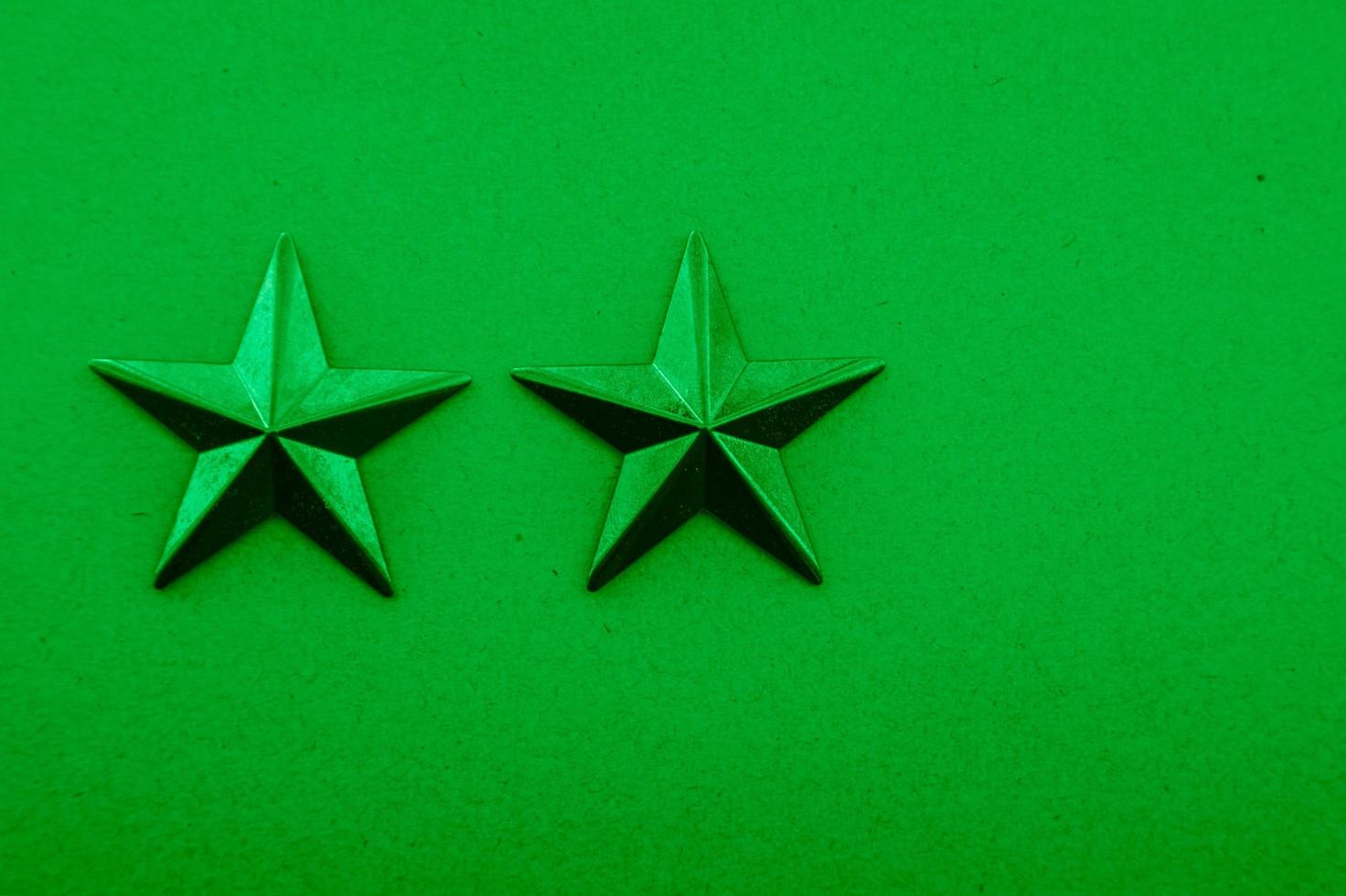 dos estrellas verdes sobre fondo verde foto