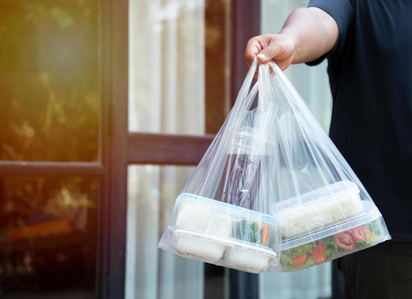 proveedores de servicios de alimentos. quedarse en casa reducir la propagación del virus covid-19 foto