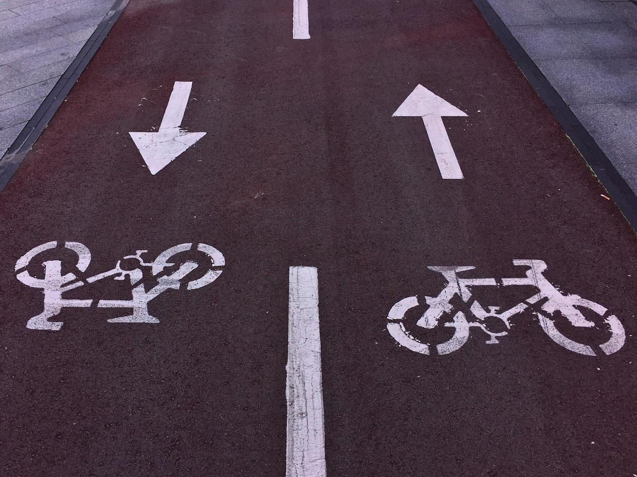 Una señal de tráfico de bicicletas en la ciudad de Bilbao, España. foto