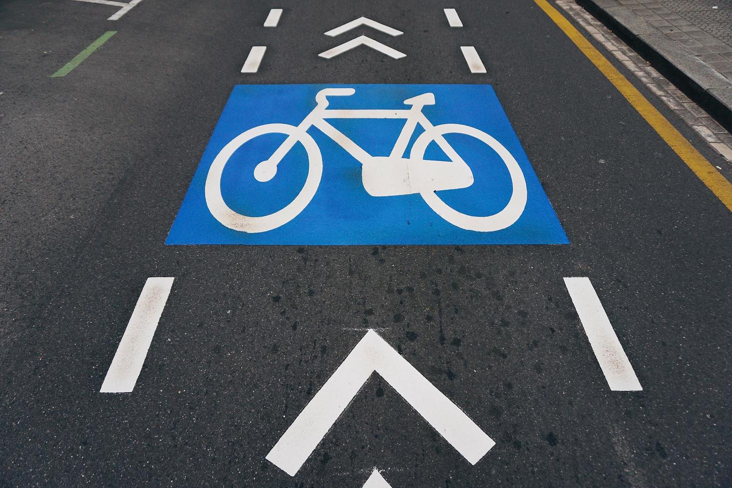 Una señal de tráfico de bicicletas en la ciudad de Bilbao, España. foto