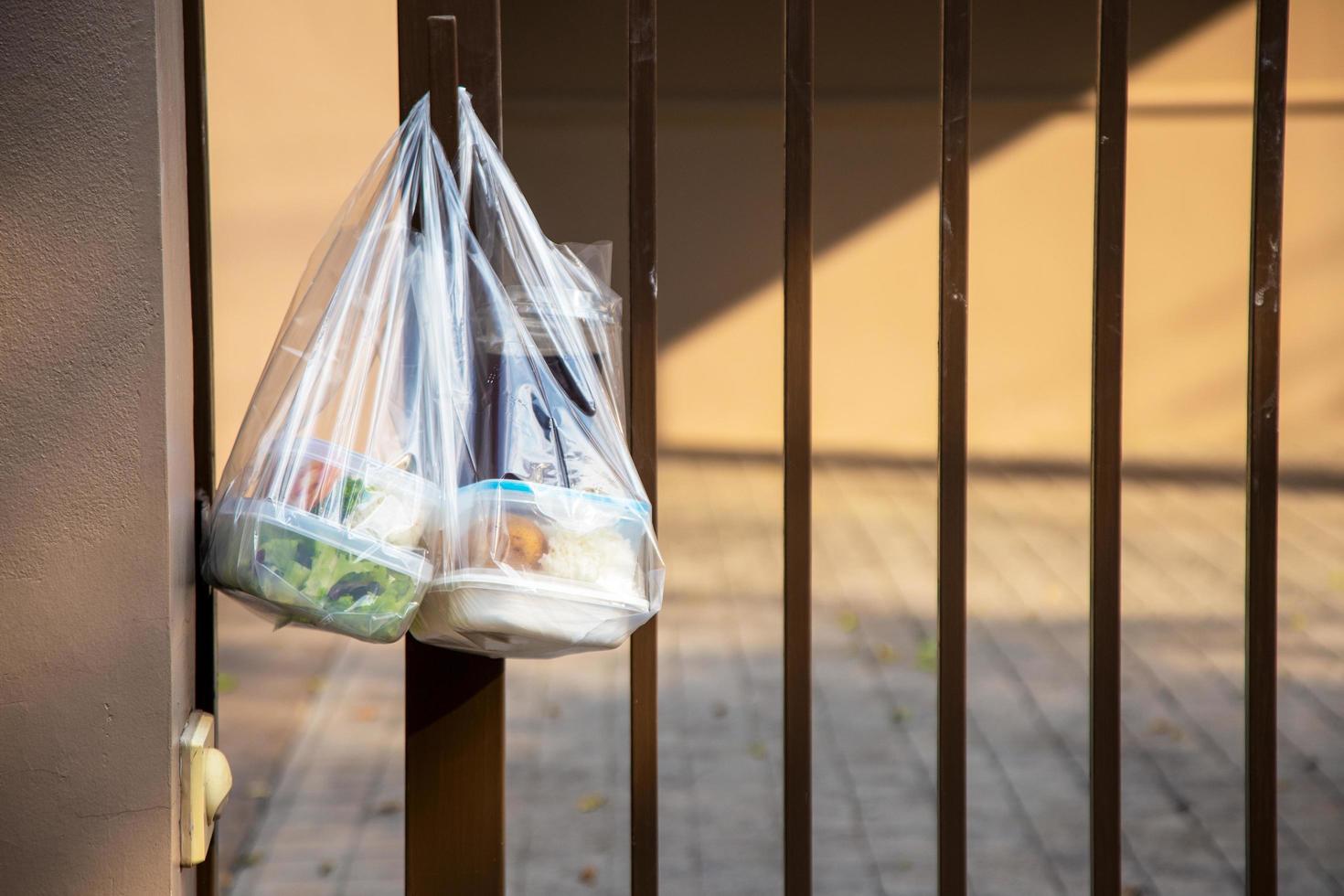 proveedores de servicios de alimentos. quedarse en casa reducir la propagación del virus covid-19 foto