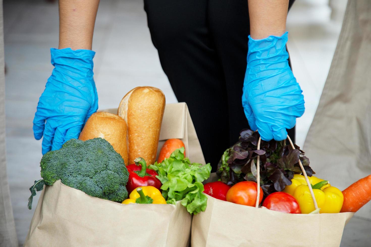 proveedores de servicios de alimentos. quedarse en casa reducir la propagación del virus covid-19 foto