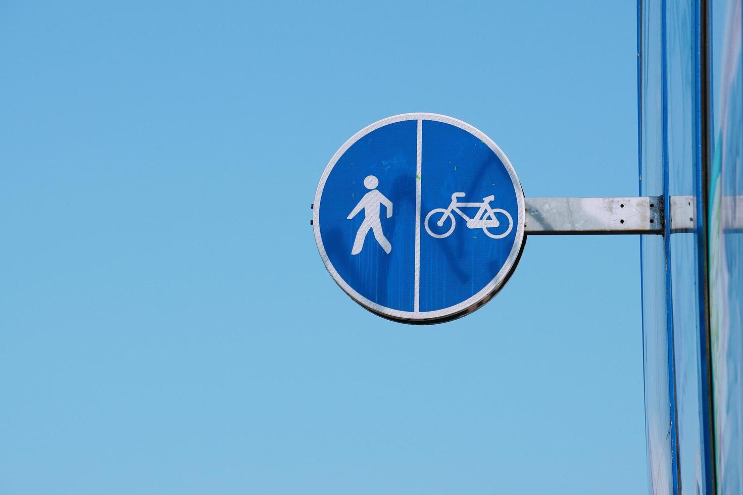 Señal de tráfico de bicicletas en la ciudad de Bilbao, España foto