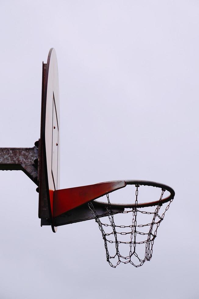 Aro de baloncesto callejero en la ciudad de Bilbao, España foto