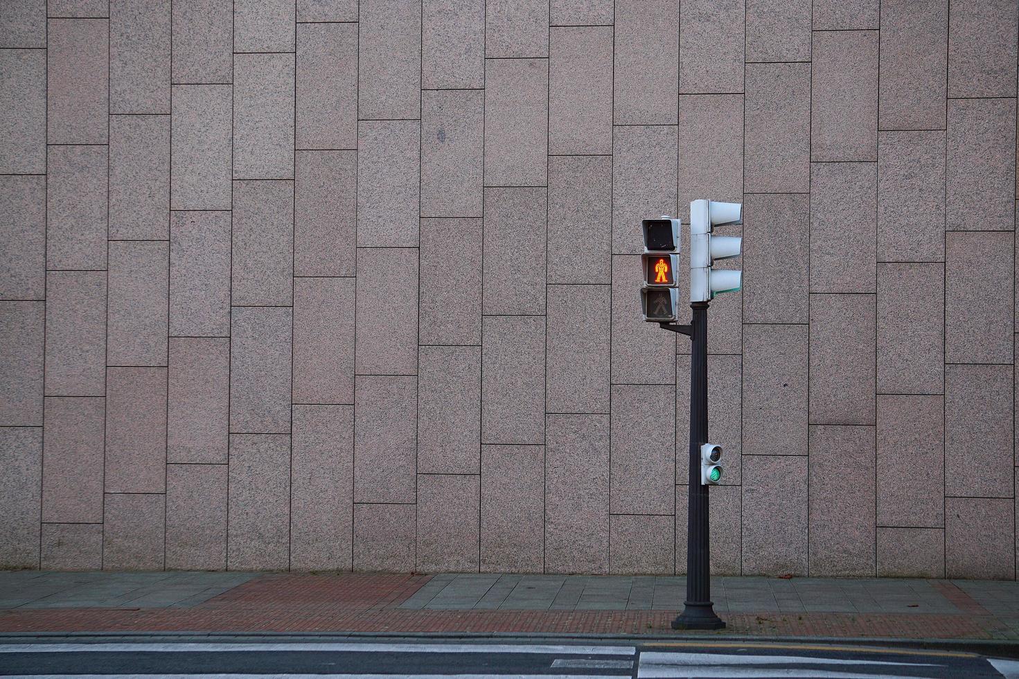 Semáforo en la calle de la ciudad de Bilbao, España foto