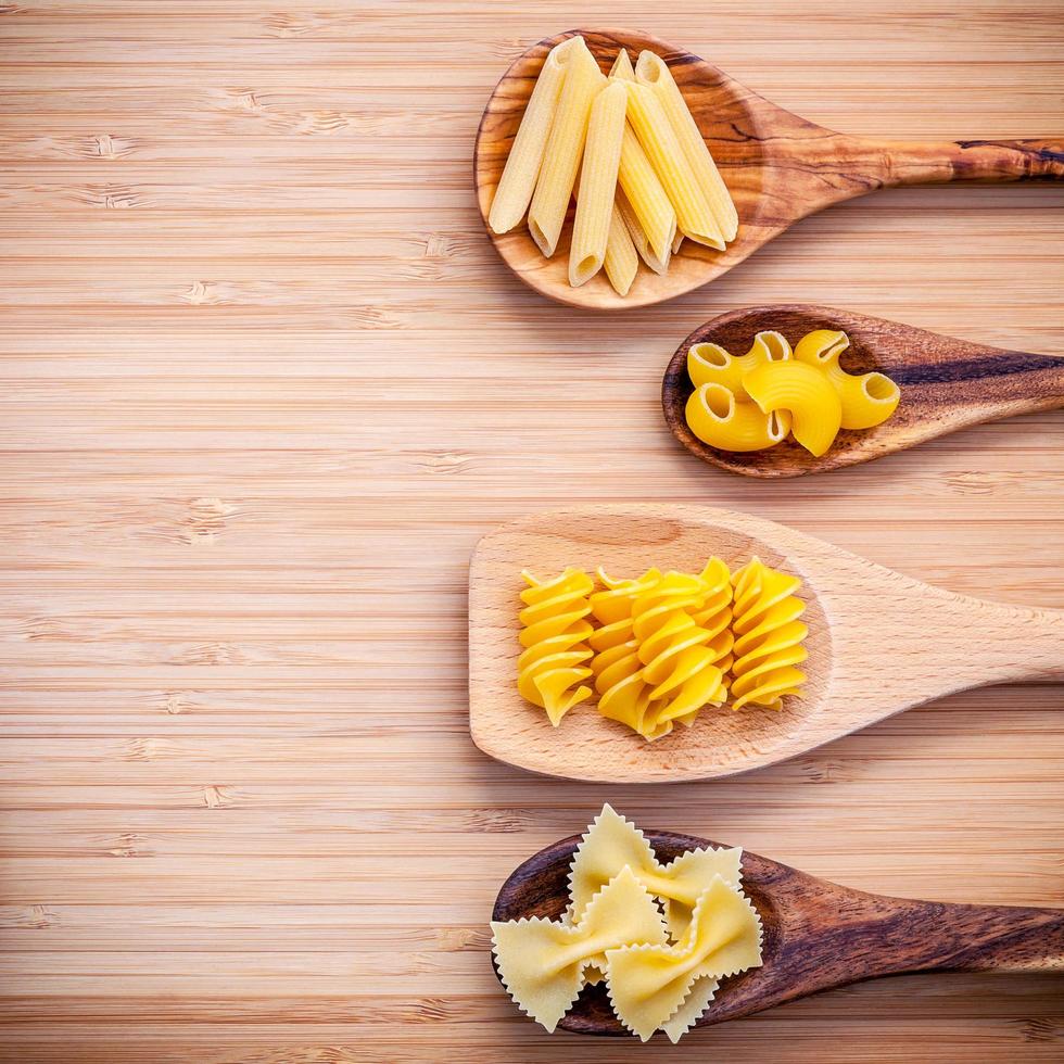 pasta variada en cucharas foto