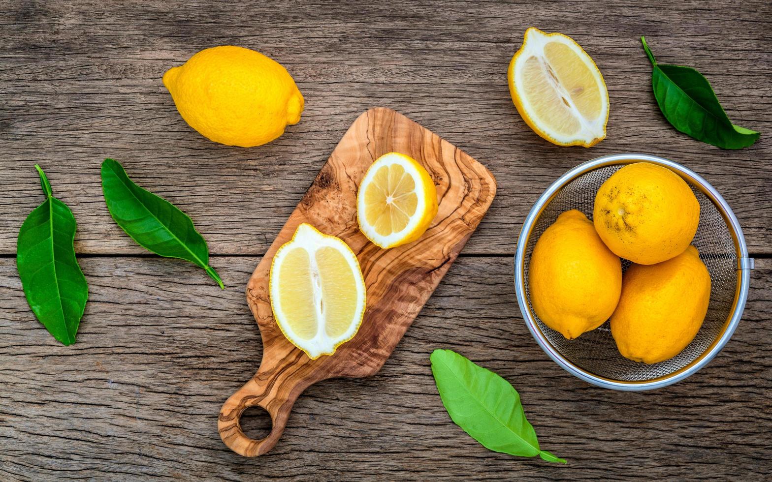 limones frescos en una tabla de cortar foto
