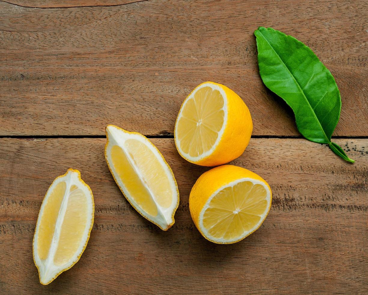 limones en rodajas sobre madera foto