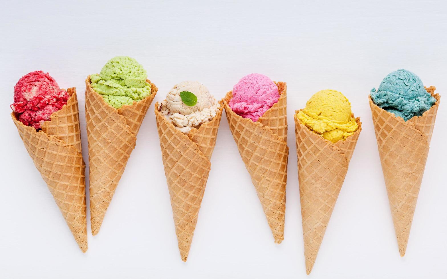 helado de colores en conos de waffle foto