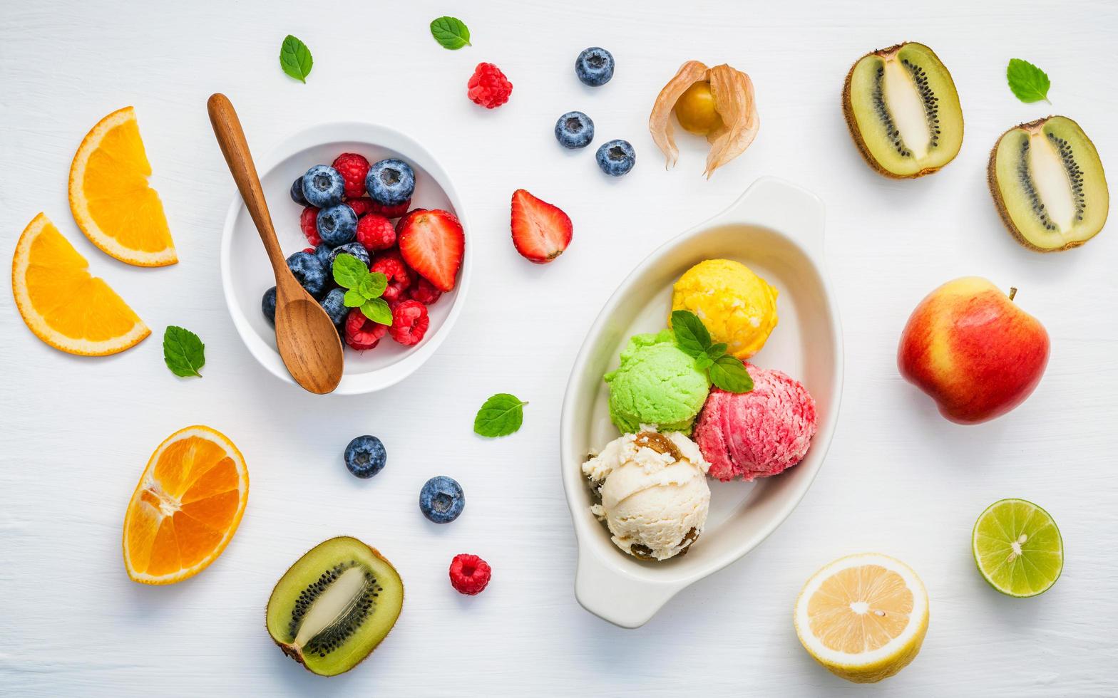 helado y fruta fresca foto
