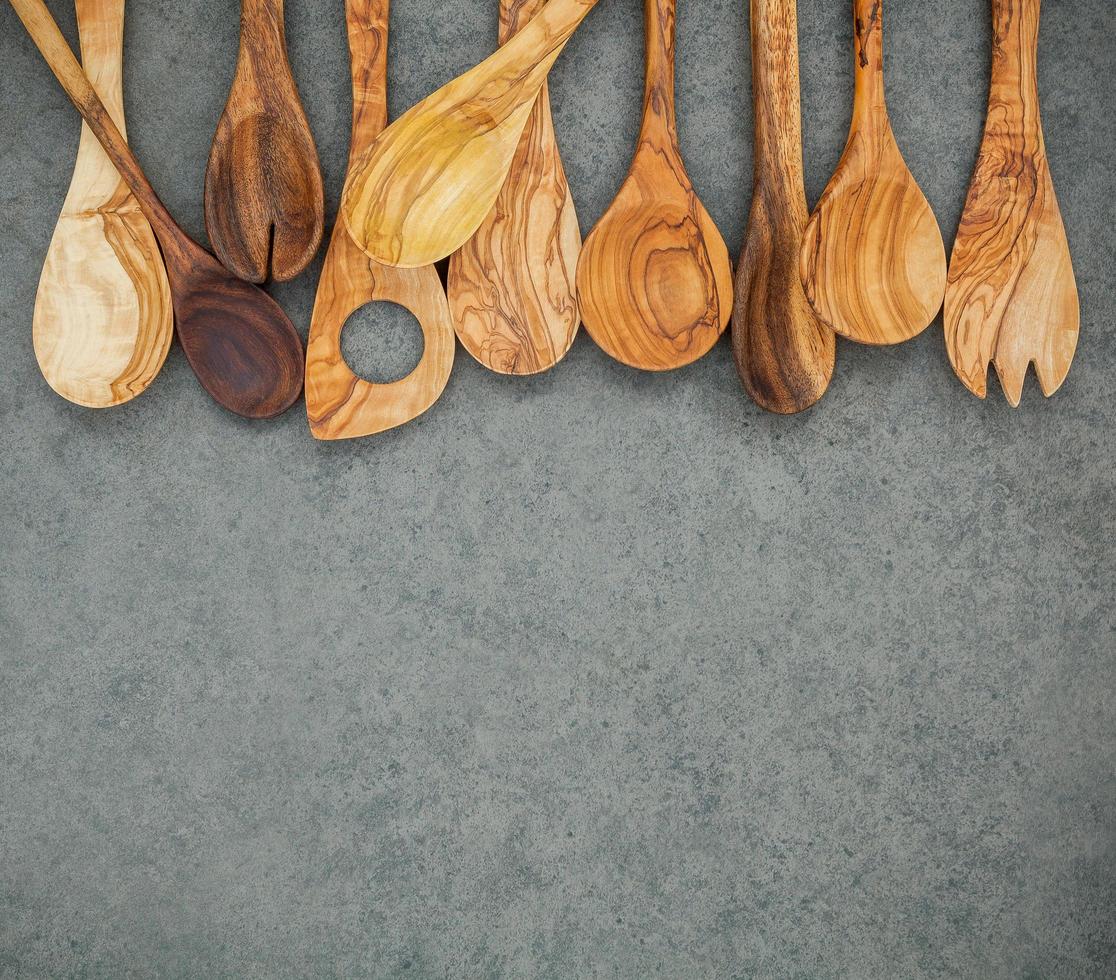 Utensilios de madera sobre un fondo gris con espacio de copia foto