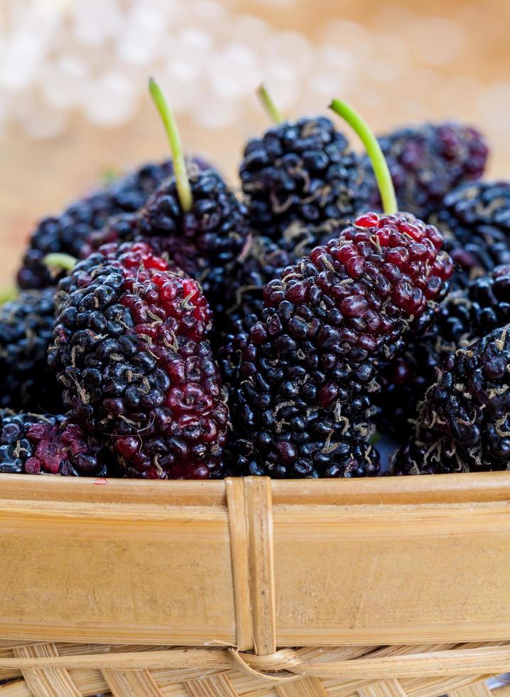 moras maduras en una canasta de mimbre foto