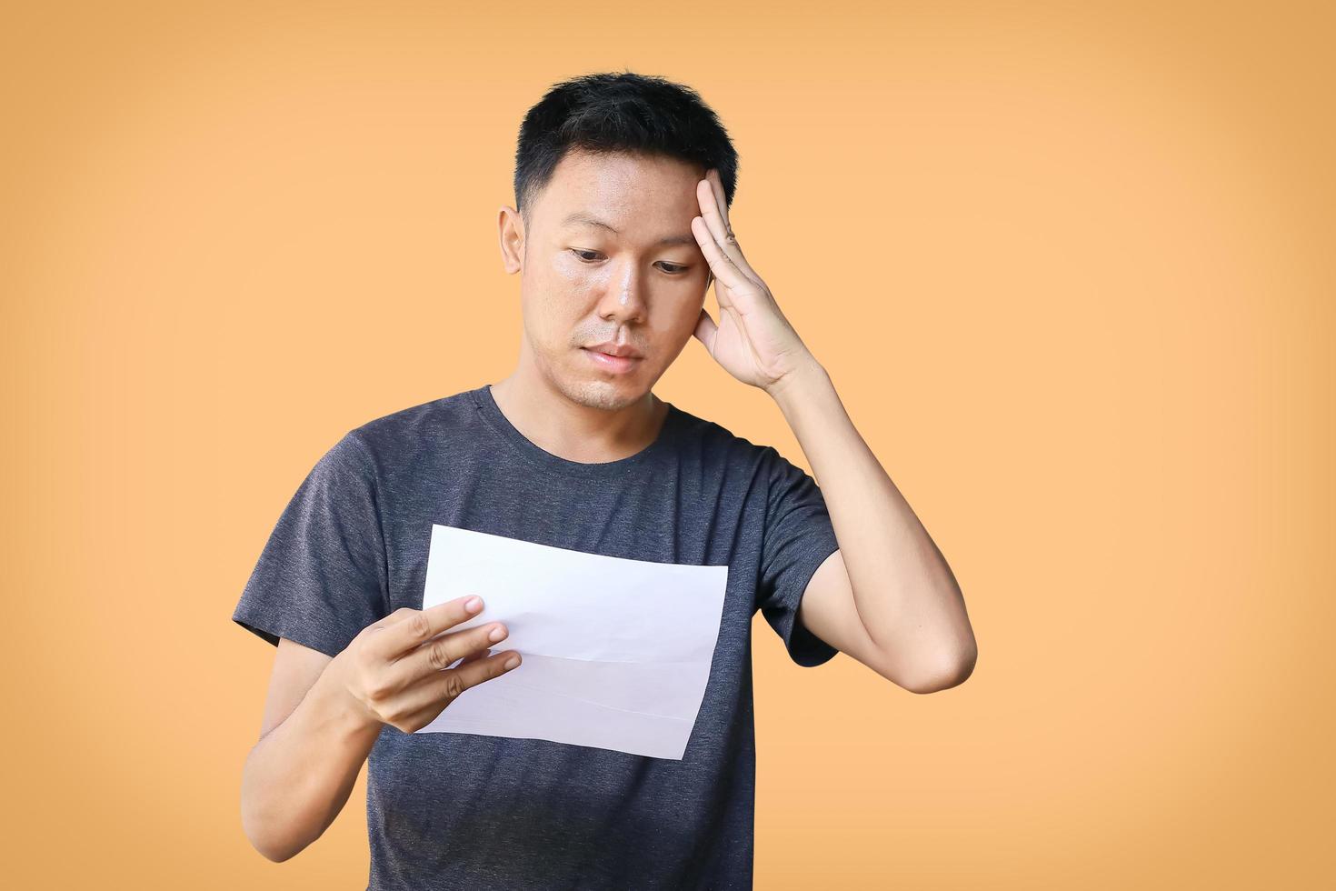 un hombre que se siente frustrado al leer sus informes financieros foto