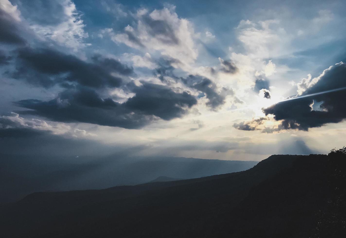 la vista del sol está a punto de ponerse en una alta montaña foto