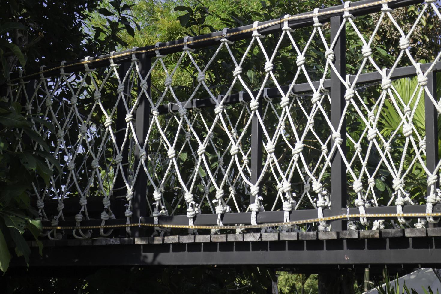 Puente de dosel en un jardín. foto