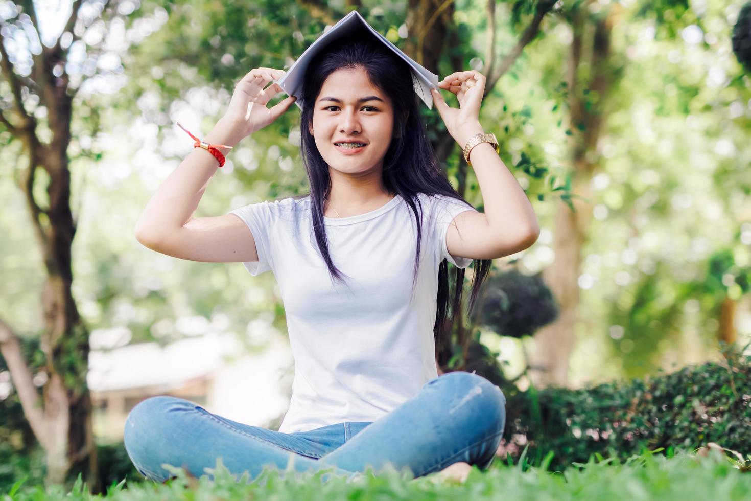 mujer sentada en el jardín foto